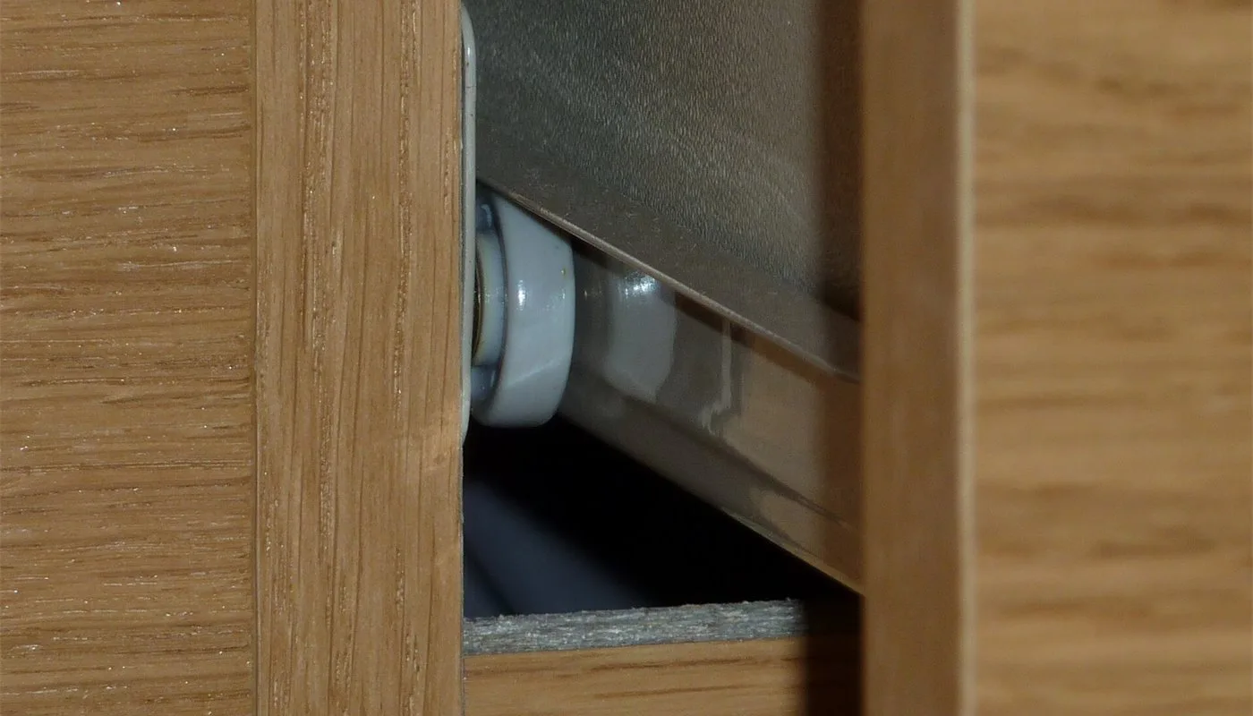 Drawer slide rail stuck or not closing fully: what causes it?