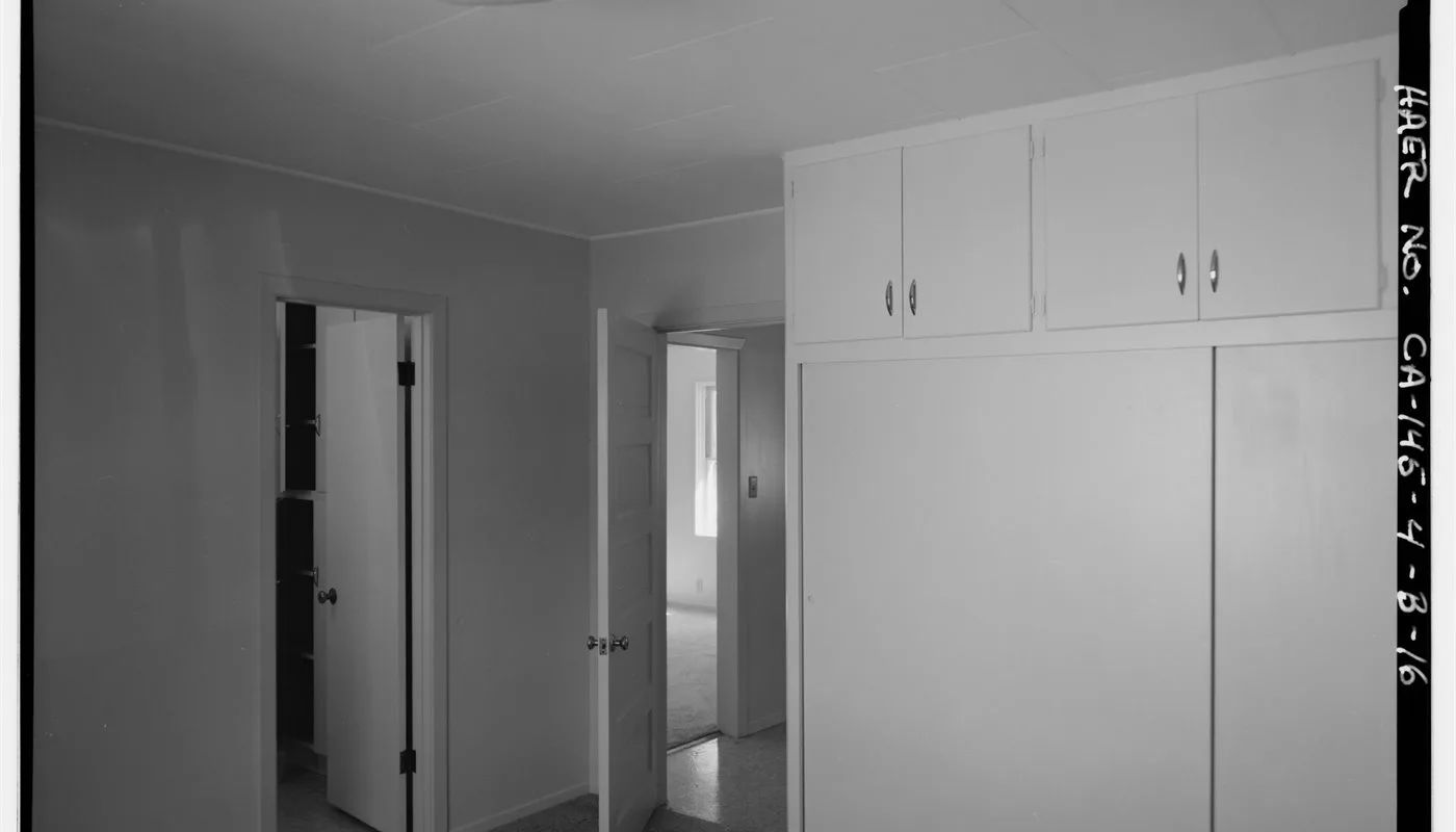 Sliding wardrobe door stuck on the rail: causes and repair